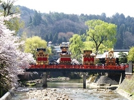 春の高山祭（山王祭）